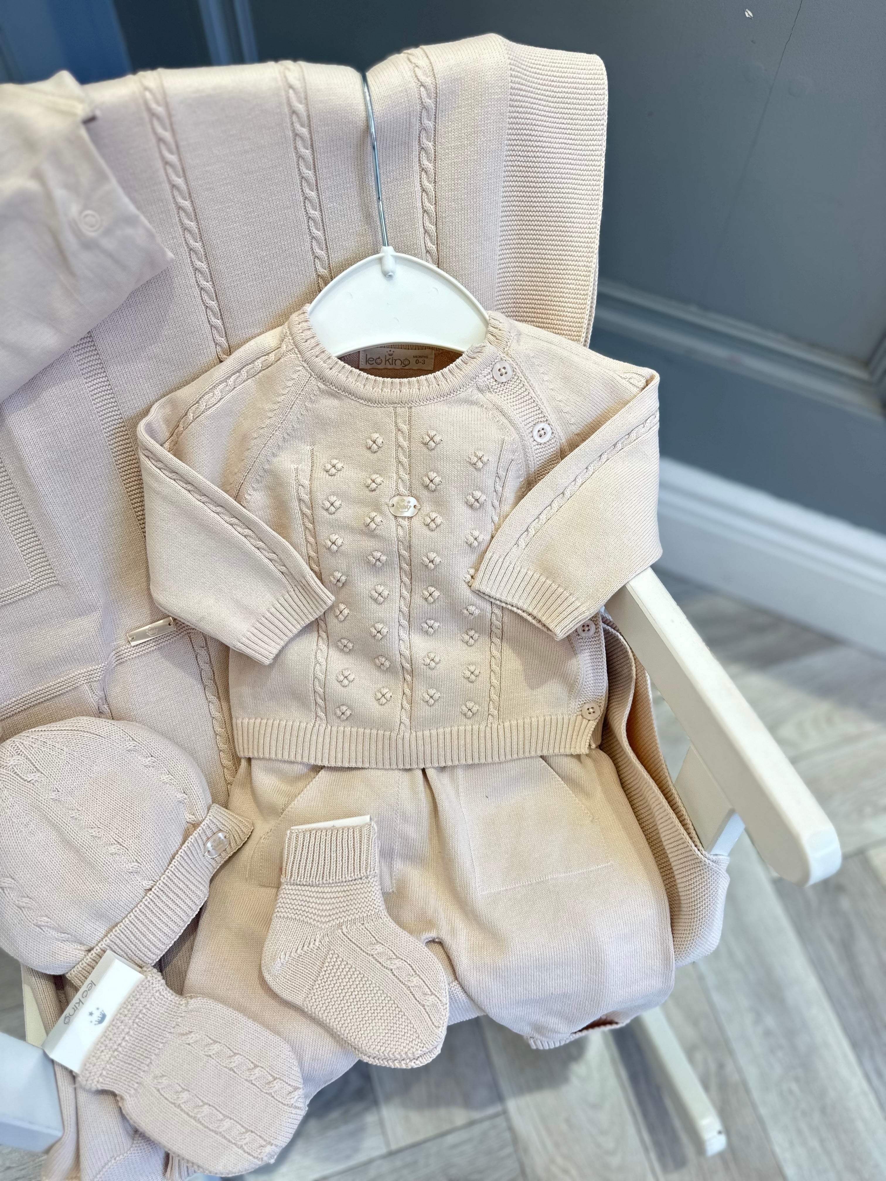 Leo king light beige knit set