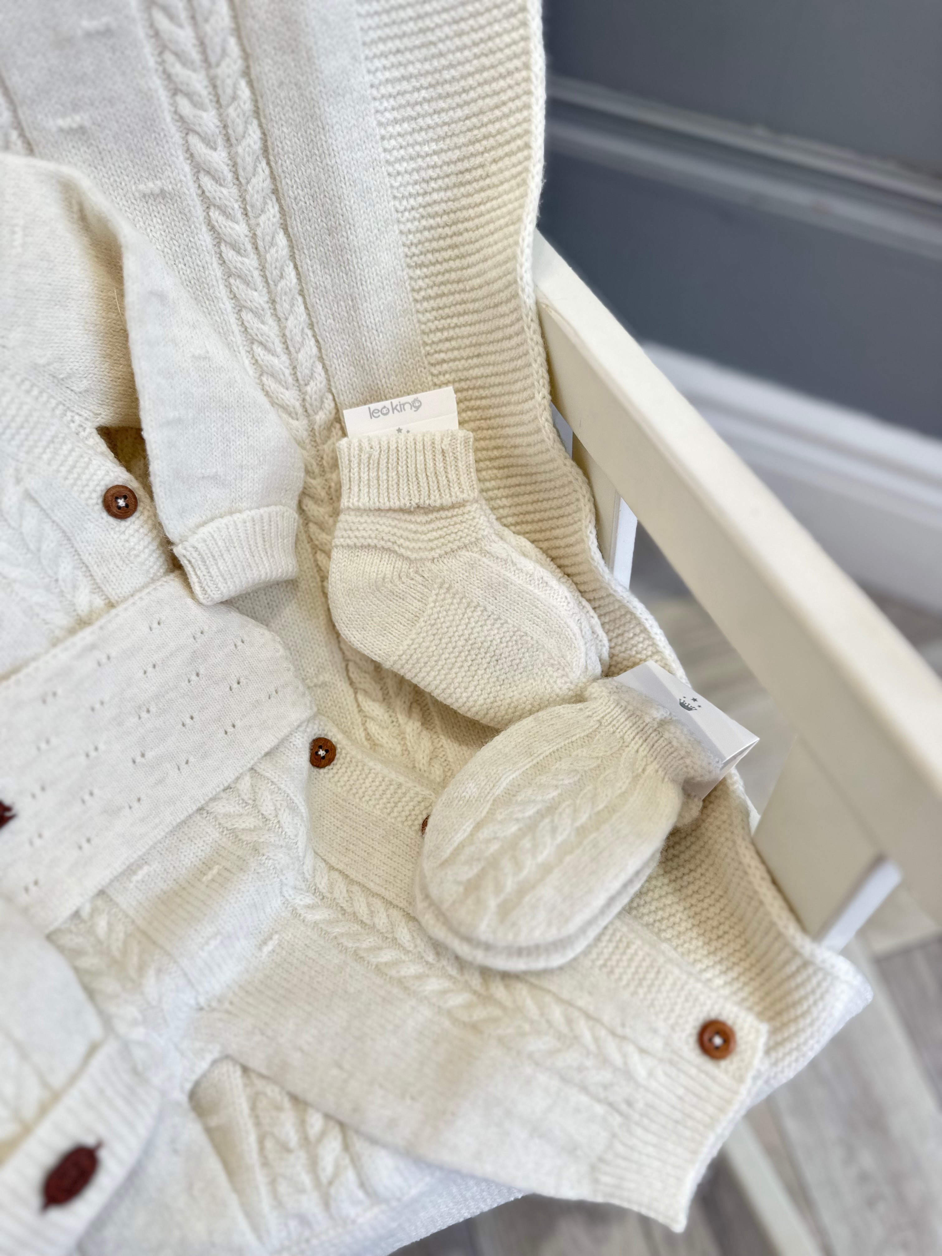Leo king cream knit set