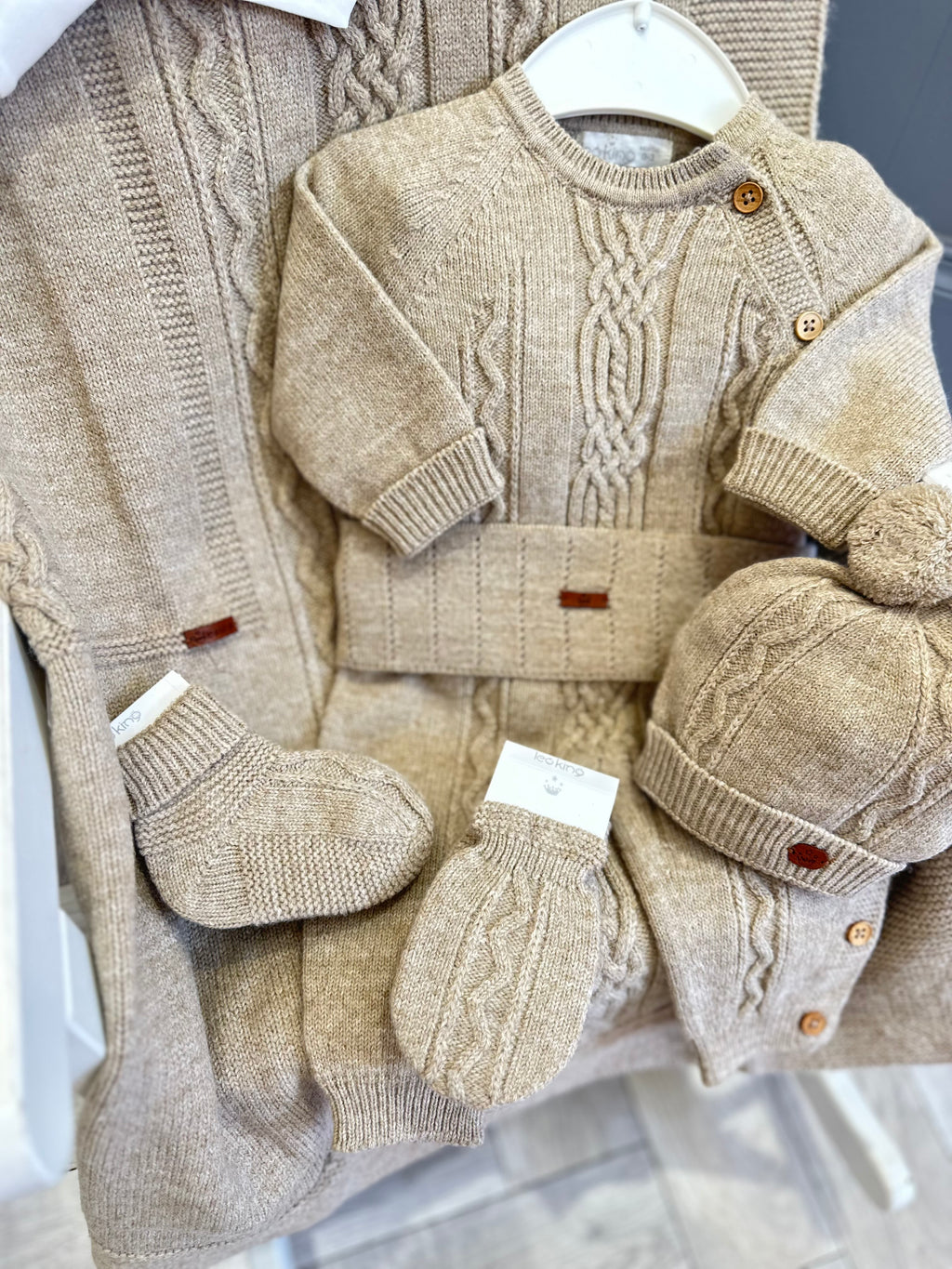 Leo king beige knit set
