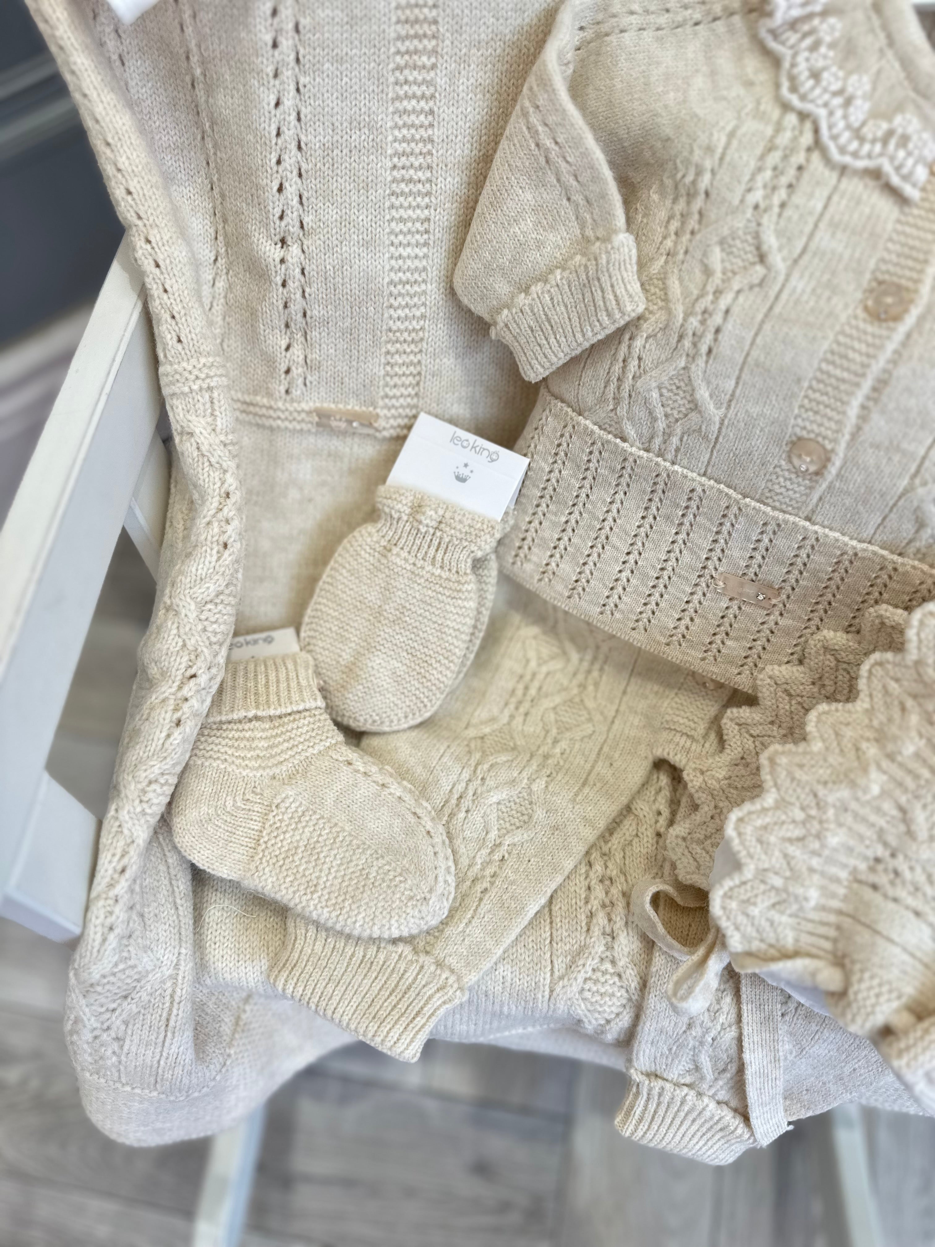Leo king girls cream knit set