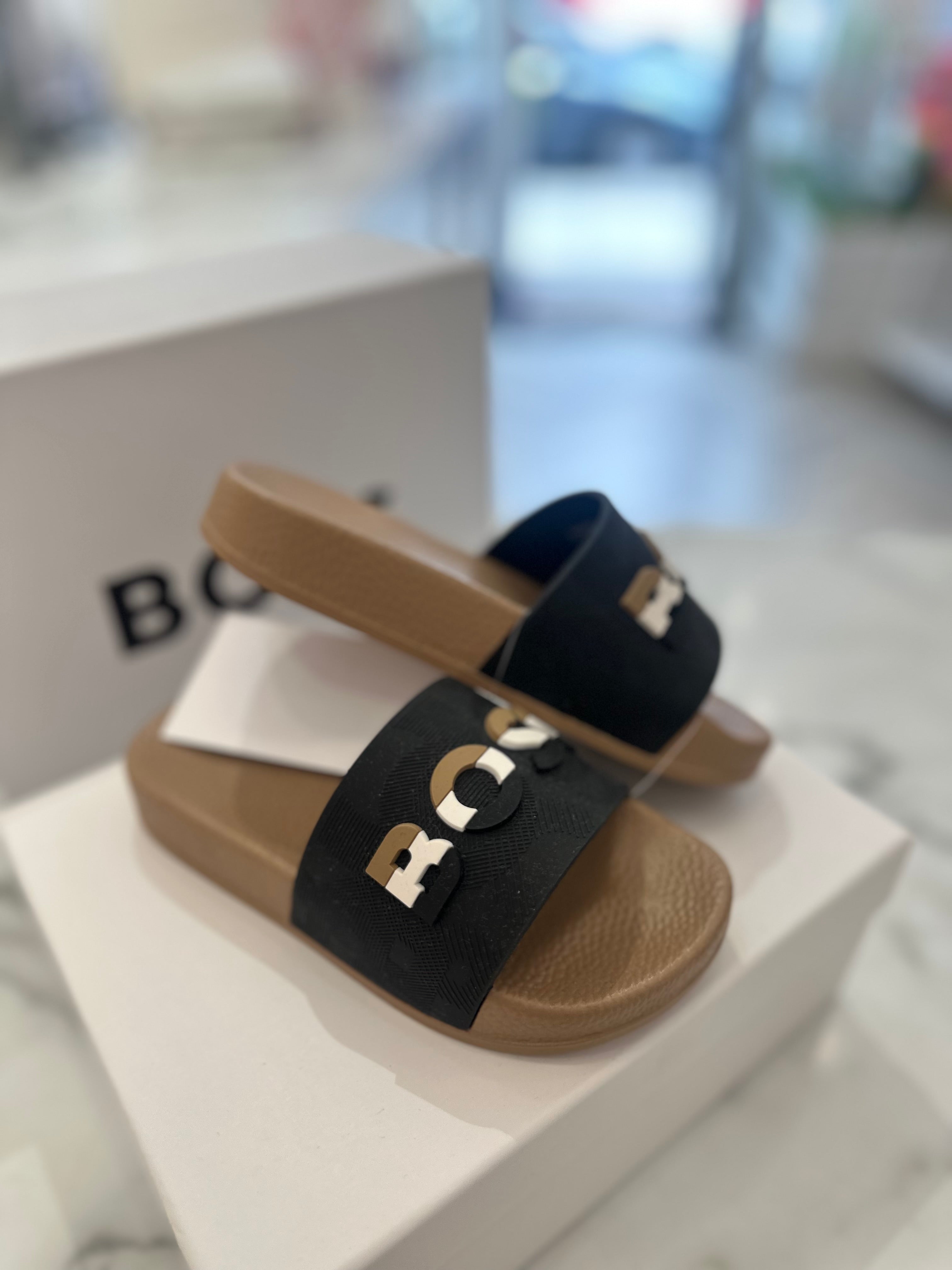 Hugo Boss beige & black sliders